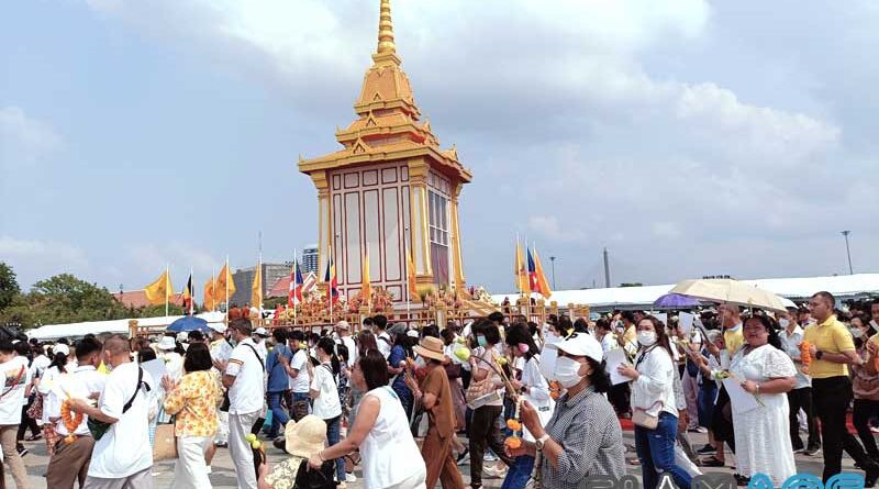 สักการะพระบรมสารีริกธาตุ-พระอรหันตธาตุ บริเวณท้องสนามหลวง